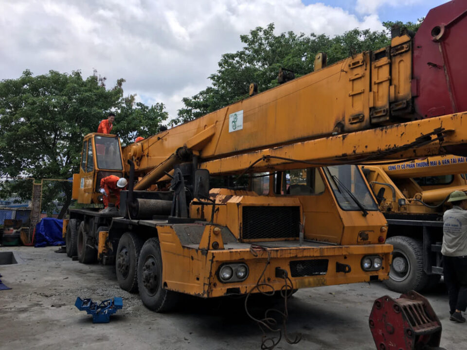 Cho thuê xe cần cẩu xe đầu kéo chất lượng KCN Sóng Thần Bình Dương
