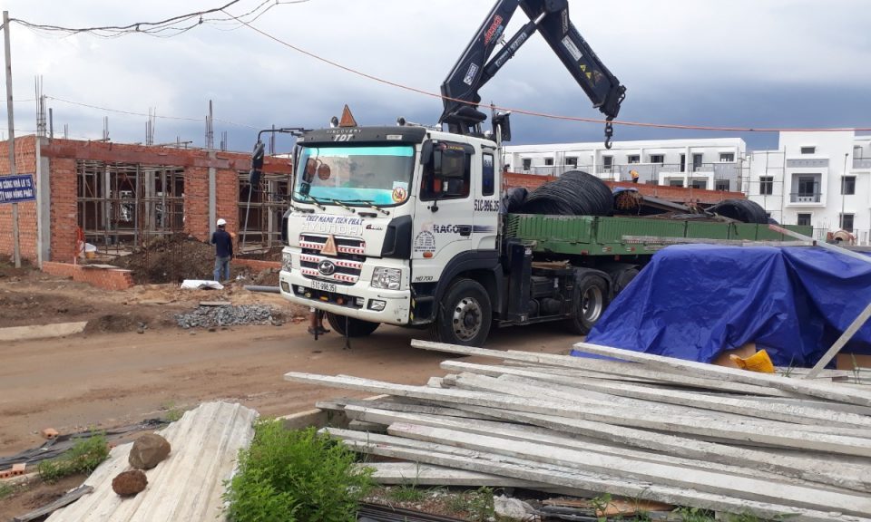 Cho thuê xe cần cẩu, xe đầu kéo Dĩ An Bình Dương