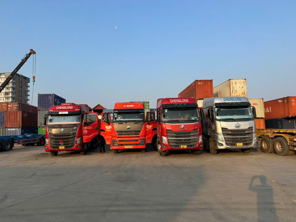 Cho thuê xe cần cẩu xe đầu kéo xe múc theo tháng KCN Mỹ Phước