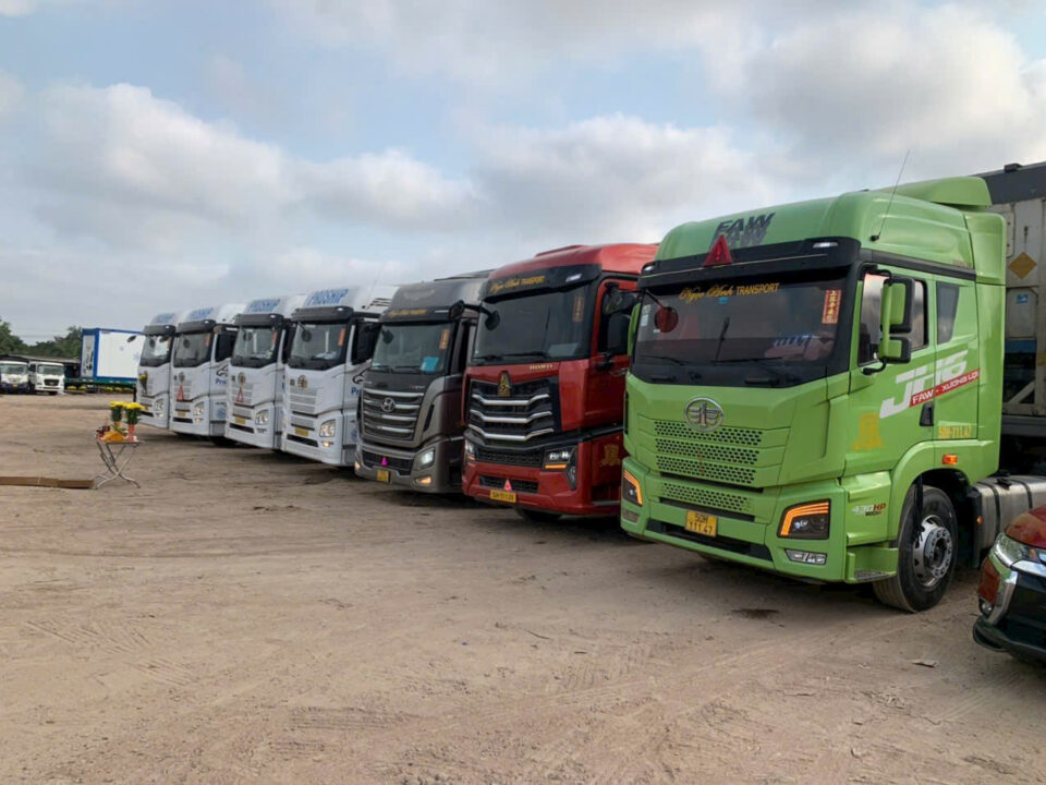 Dịch vụ cho thuê xe cần cẩu xe đầu kéo Dĩ An Bình Dương