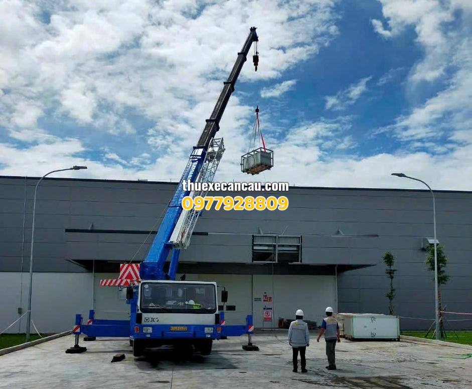 Thuê xe cẩu xe nâng xe móc xe xúc đảm bảo uy tín giá rẻ Tân Phước Khánh
