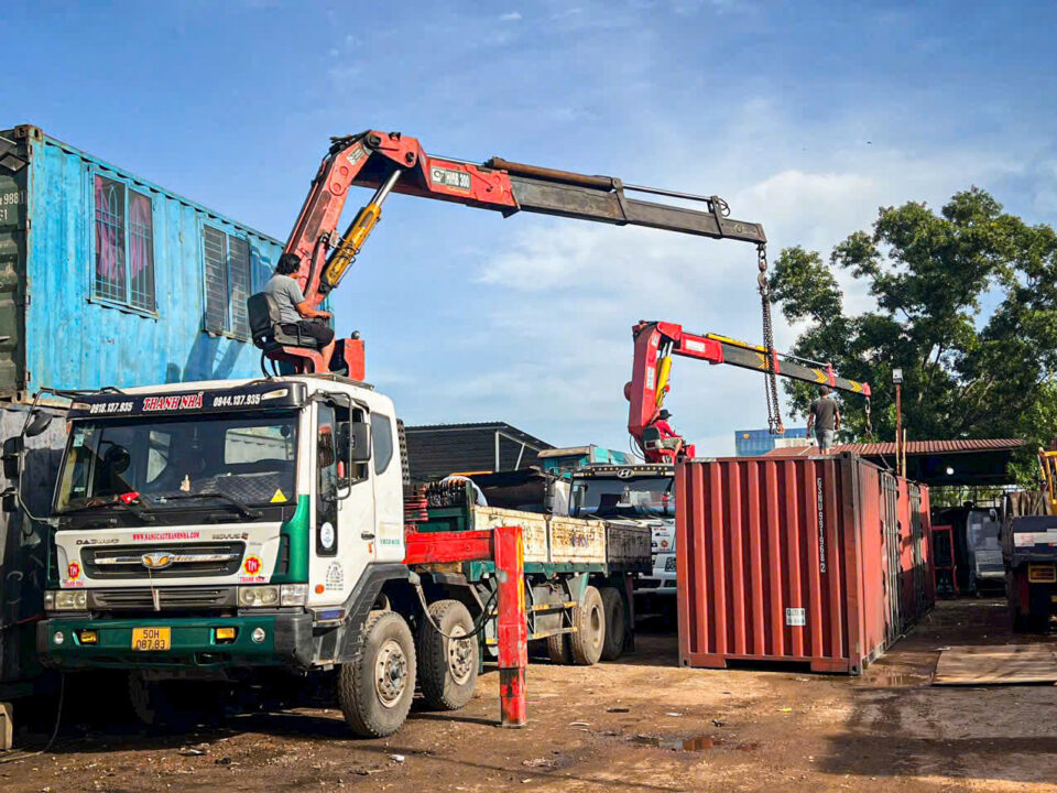 Dịch vụ cho thuê xe cẩu, xe đầu kéo tại các khu công nghiệp Sóng Thần và Mỹ Phước, hỗ trợ vận chuyển hàng hóa, nâng hạ thiết bị nhanh chóng, an toàn
