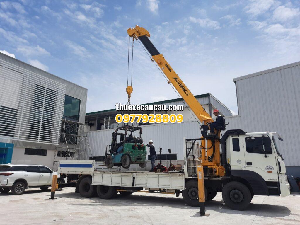 Dịch vụ cho thuê xe cẩu, xe đầu kéo tại các khu công nghiệp Sóng Thần và Mỹ Phước, hỗ trợ vận chuyển hàng hóa, nâng hạ thiết bị nhanh chóng, an toàn
