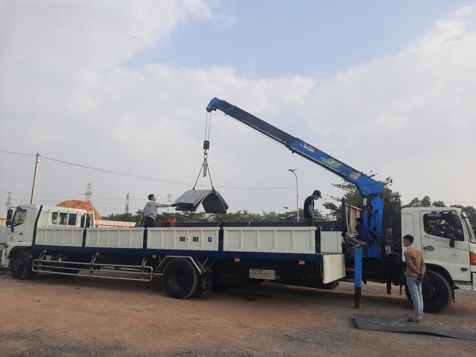Thuê xe cần cẩu xe đầu kéo tại Thủ Dầu Một – Đáp ứng nhu cầu vận chuyển nâng hạ hàng hóa nhanh chóng và hiệu quả