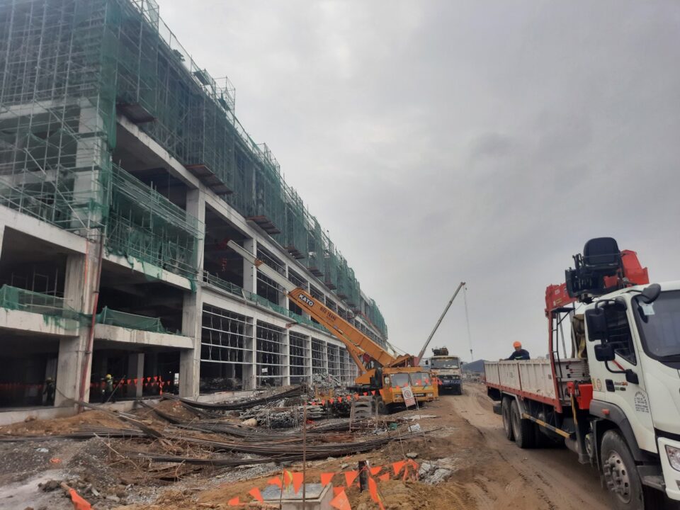 Tầm quan trọng của việc lựa chọn đúng loại xe cần cẩu khi thuê tại KCN Mỹ Phước để tiết kiệm chi phí và nâng cao hiệu quả