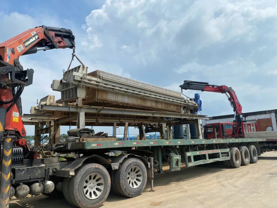Thuê xe cẩu, xe múc, xe nâng, xe đầu kéo tại KCN Đức Hòa chuyên nghiệp, an toàn, giá cả hợp lý cho doanh nghiệp
